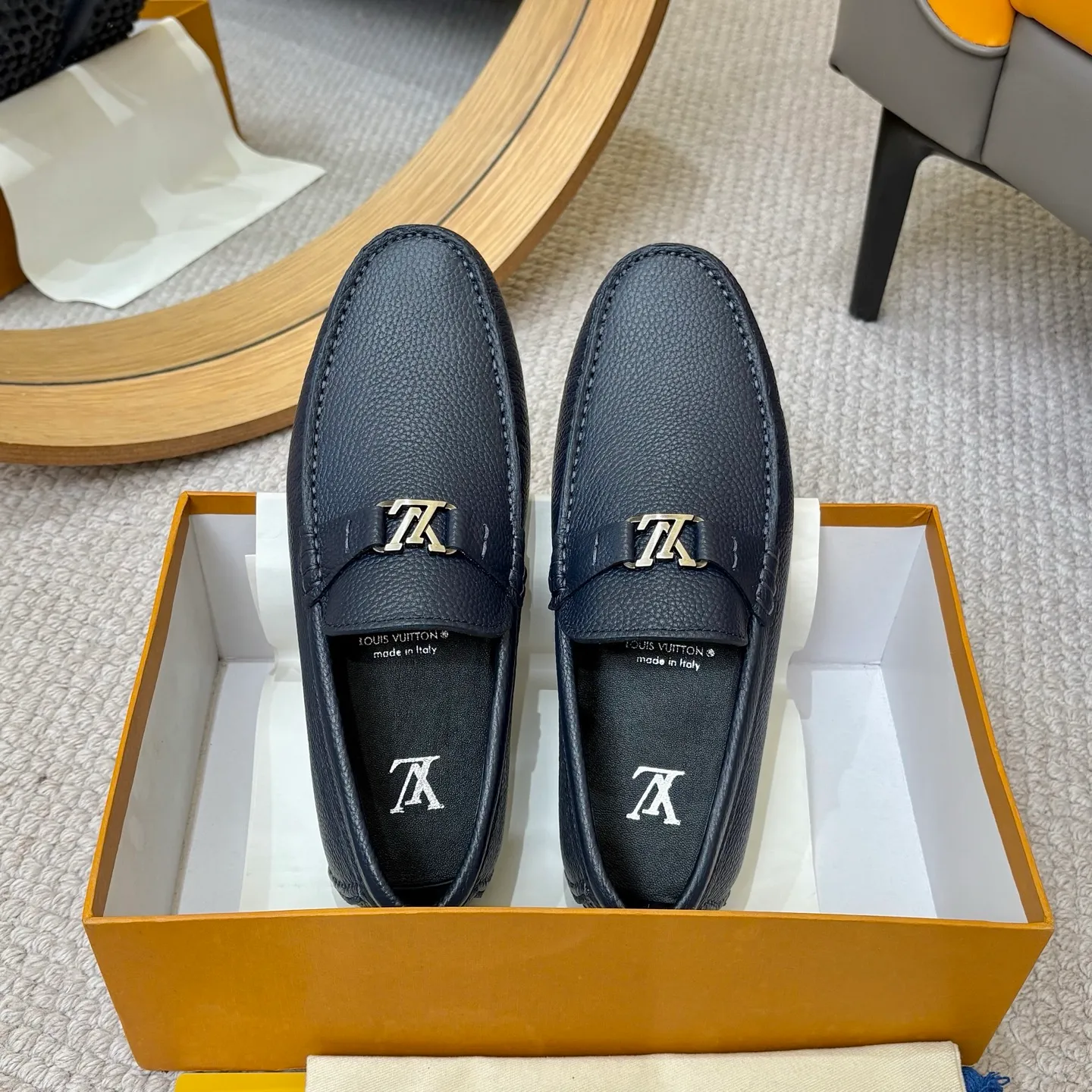 Men's men's shoes 💰420 (Yangli) LV 2⃣️0⃣️2⃣️5️⃣Spring and summer counter GLORIA series models ✈️Original factory special leather production, original last type. A classic driving slip-on casual shoe that shows an elegant style with exquisite craftsmanship details such as Monogram embossing all over the upper🌀Italian imported calfskin fabric Sheepskin foot pads➕Inside～Private mold replica sole Unique style Comfortable driving slip-on Size: 4-12 (38-46) Comes with [Counter packaging: original box, wrapping paper, card, instruction manual, shoehorn, cloth bag] No pressure to enter and leave the counter!